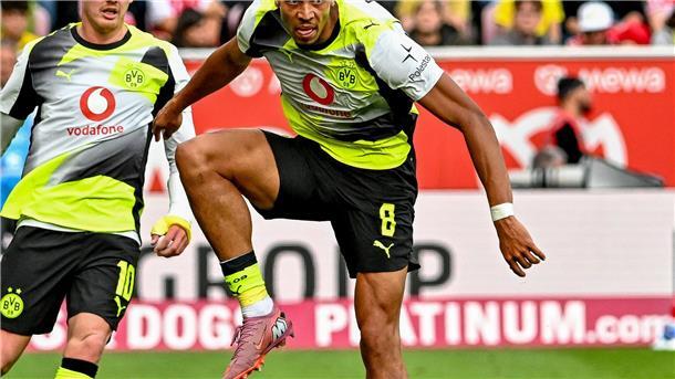 Am Samstag siegte der BVB mit Nmecha (r) 2:0 in Mainz.