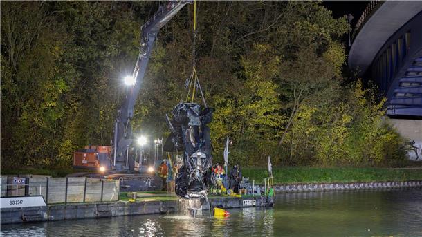 Auto stürzt nach Unfall in Mittellandkanal - drei Tote Am Samstagabend wurde mit Hilfe eines Kranfahrzeugs das Auto aus dem Mittellandkanal geborgen.