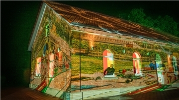 Ein beleuchtetes Bauwerk im Dunkeln.