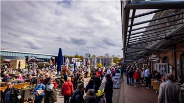 Viele Besucher schlendern durch das Schaufenster Fischereihafen und genießen die frische Luft. 