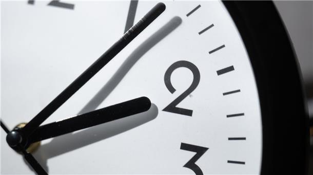 Mehrheit der Deutschen für Abschaffung der Zeitumstellung Am Sonntag werden die Uhren von 2.00 Uhr auf 3.00 Uhr auf die Sommerzeit vorgestellt.