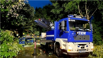 Ein THW-Lastwagen mit Kran