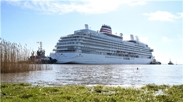 Rückwärts zur Nordsee - Meyer-Kreuzfahrtschiff auf der Ems Am Sonntagnachmittag erreichte der Luxusliner das Emssperrwerk bei Gandersum.