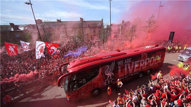 Selfie-Jubel und Tränen in Anfield: Liverpool ist Meister Am Stadion Anfield warteten Tausende Liverpool-Fans, um die Mannschaft vor dem Spiel zu begrüßen.