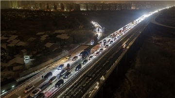Am Stadtrand von Wuhan stecken die Fahrzeuge auf einer schneebedeckten Schnellstraße fest.