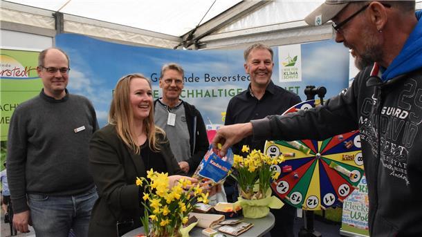Menschen an einem Stand