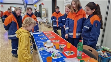 Am Stand der Jugendfeuerwehr Rodenkirchen konnte Fiete, 8 Jahre, einen kleinen „Vulkan“ erzeugen.
