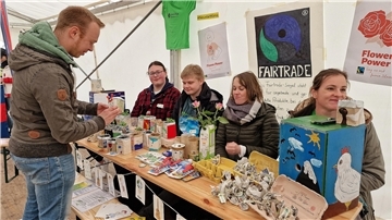 Am Stand von Green Age des Gymnasiums Brake konnten die Besucher selbst angezüchtete Kräuter in ausgedienten Tetrapacks und selbstgemachte Seed-Bombs erwerben.