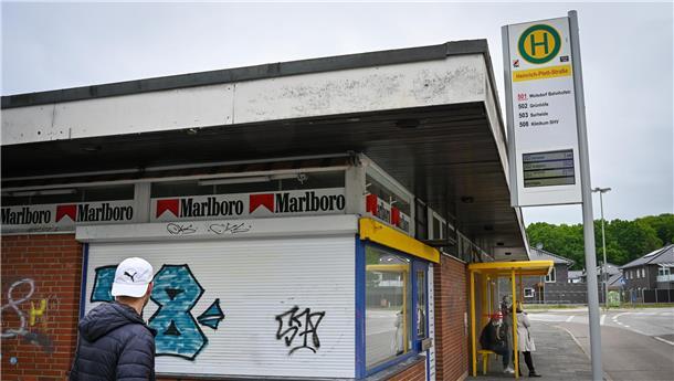 Am stark frequentierten Bremerhavener Buswende-Platz Otto-Brenner-Platz kreuzen sich die Leherheider Hauptachsen Hans-Böckler-Straße und Mecklenburger Weg, hier wird auf etliche Buslinien in alle Richtungen umgestiegen. Doch den „Heidjern“ genügt das Angebot noch nicht.