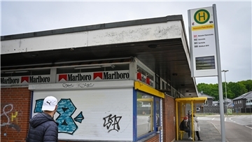 Am stark frequentierten Bremerhavener Buswende-Platz Otto-Brenner-Platz kreuzen sich die Leherheider Hauptachsen Hans-Böckler-Straße und Mecklenburger Weg, hier wird auf etliche Buslinien in alle Richtungen umgestiegen. Doch den „Heidjern“ genügt das Angebot noch nicht.
