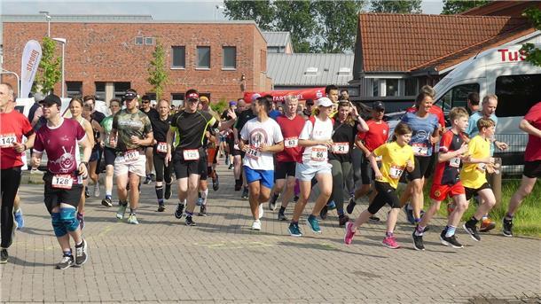 Am Start trennen sich die Wege, nach rechts beginnt die 15,9 km Strecke, nach links die 5,3 km.