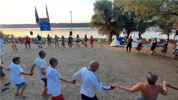 Am Strand von Vetren tanzen die TIDler gemeinsam mit Einheimischen einen bulgarischen Volkstanz.