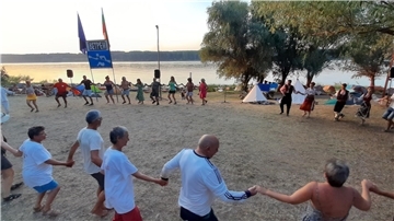 Am Strand von Vetren tanzen die TIDler gemeinsam mit Einheimischen einen bulgarischen Volkstanz.