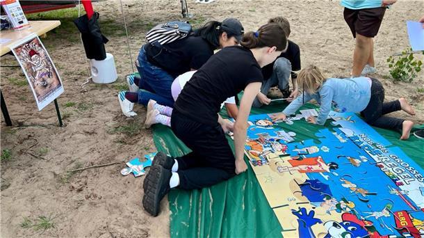 Am Strand wird gepuzzelt.