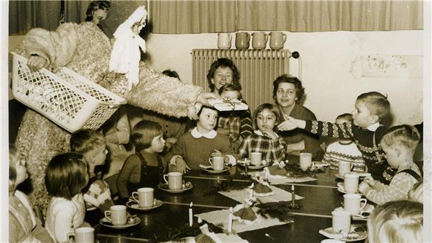 So freute sich Nordenham in den 1950ern auf den Weihnachtsmann Am Tag vor Heiligabend gab es 1960 im Awo-Kindergarten Geschenke für alle.