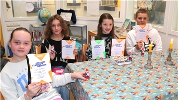 Am Vorlesewettbewerb der Haupt- und Realschule (HRS) Loxstedt für den sechsten Jahrgang nahmen Tarja Wittpenn (R6b), Lajana König (R6a), Johanna Kebernik (R6c) sowie Dylan Krieg (H6a) (von links) teil. Siegerin wurde Johanna Kebernik.