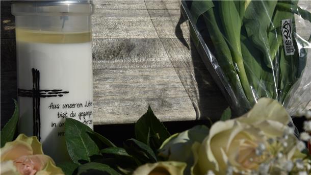 Am Weserdeich – auf Höhe des Fundorts der sterblichen Überreste von Ekaterina B. – legten zahlreiche Menschen im März 2022 Blumen nieder.