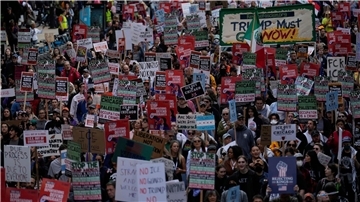 Am Wochenende hatten Menschen in Chicago bereits gegen Trumps Pläne protestiert.