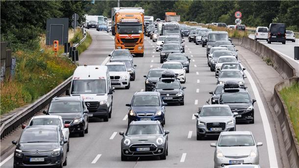 Es ist wieder so weit: bundesweit Sommerferien Am Wochenende könnte es nach Angaben des ADAC auf den Autobahnen voll werden.