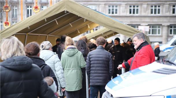 Am zweiten Weihnachtsfeiertag bildet sich eine Warteschlange beim Einlass in den Kölner Dom.