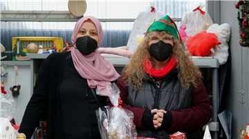 Amal al Sahli (links) von der Tafel und Silvia Kerney von der WIN mit Weihnachtsgeschenken bei der Aktion Umgekehrter Adventskalender im vergangenen Jahr.