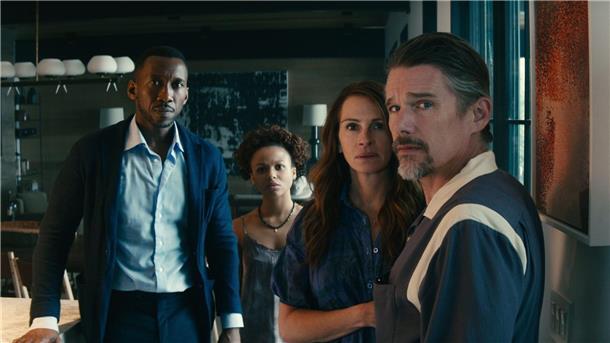 „Leave The World Behind“: Thriller mit Julia Roberts Amanda (Julia Roberts) und Clay (Ethan Hawke) wollen in einer Luxusvilla in Long Island die Welt hinter sich lassen. Da steht plötzlich G.H. (Mahershala Ali) mit seiner Tochter Ruth (Myha’la) vor der Tür.