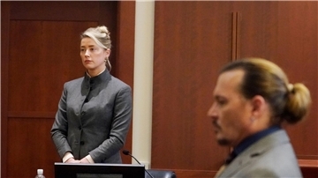 Amber Heard und Johnny Depp im Gerichtssaal in Fairfax.