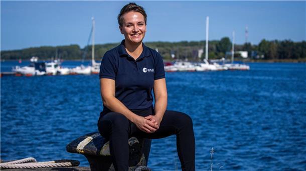 Amelie Schönenwald gehört zu den fünf Frauen und drei Männer aus sieben europäischen Ländern, die als Teil einer Astronauten-Reserve der Europäische (Esa) in der Warnow das Überleben auf hoher See trainieren.