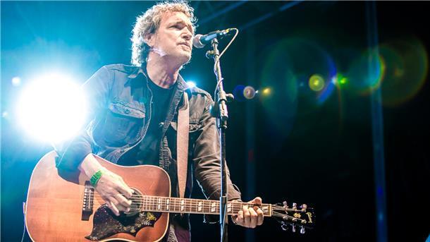 Das ist am Wochenende in Bremerhaven und dem Landkreis Cuxhaven los Ein Sänger mit Gitarre steht auf einer Bühne vor einem Mikrofon. Americana und Folk-Rock füllen den Festsaal der Burg Bederkesa. Joseph Parsons präsentiert mit Band sein neues Album „Mar De Esperanca“.