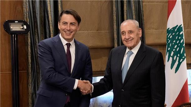 Amos Hochstein (l) bemüht sich um eine Eindämmung des Konflikts zwischen Israel und der libanesischen Schiitenmiliz Hisbollah - hier schüttelt er die Hand von Parlamentspräsident Nabih Berri.