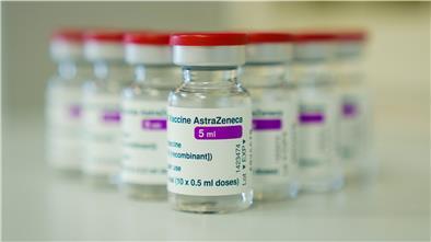 Ampullen mit dem Covid-19-Impfstoff des schwedisch-britischen Pharmakonzerns Astrazeneca werden noch nicht überall an Menschen über 65 Jahren verimpft.