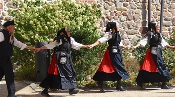 An beiden Tagen wurde vor der malerischen Kulisse des Museum Kloster Zeven viel getanzt.
