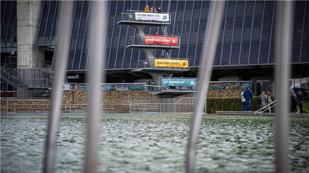 „War ja nur Spaß“: Provokante Plakataktion gegen Übergriffe An Bremer Sportstätten wie dem Stadionbad hängen Plakate einer Kampagne gegen sexualisierte Gewalt.