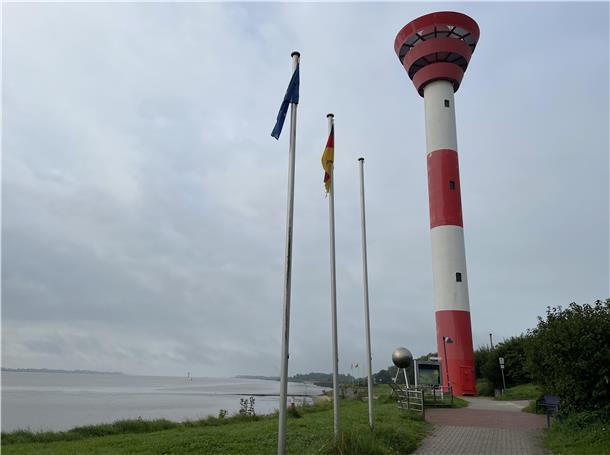 An dem Mast, der jetzt verwaist ist, baumelte die verkehrt herum aufgehängte Flagge.