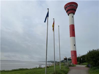 An dem Mast, der jetzt verwaist ist, baumelte die verkehrt herum aufgehängte Flagge.