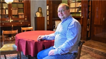 Hauke Nehring sitzt in der Rudolf-Alexander-Schröder Bibliothek.