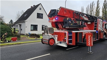 Die Wehren Hafenstraße und Hammelwarden sind am Mittwochmorgen zu einem Wohnhaus an der Oldenburger Heerstraße (alte B211) gerufen worden. 