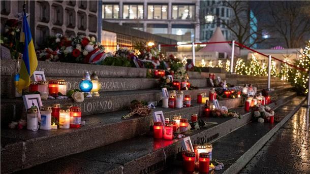 An den Stufen auf der Rückseite der Gedächtniskirche sind die Namen der 13 Todesopfer angebracht.