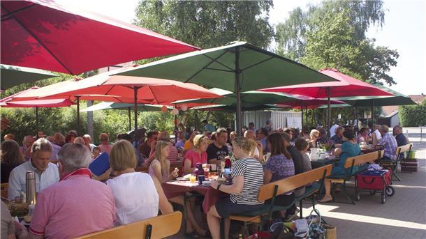 Wilstedter Bürgerfrühstück: Jubiläumssause mit Gästen und Überraschungen An den Tischen herrschte eine gesellige Atmosphäre.