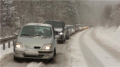 Lange Staus bilden sich auf der Straße zwischen Wernigerode und Schierke. 