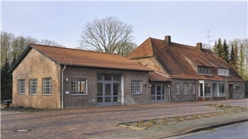 An der „Alten Schmiede“ in Malstedt soll noch in diesem Jahr das Dach saniert werden. Dafür sind im Haushalt der Gemeinde Deinstedt 250.000 Euro eingeplant.