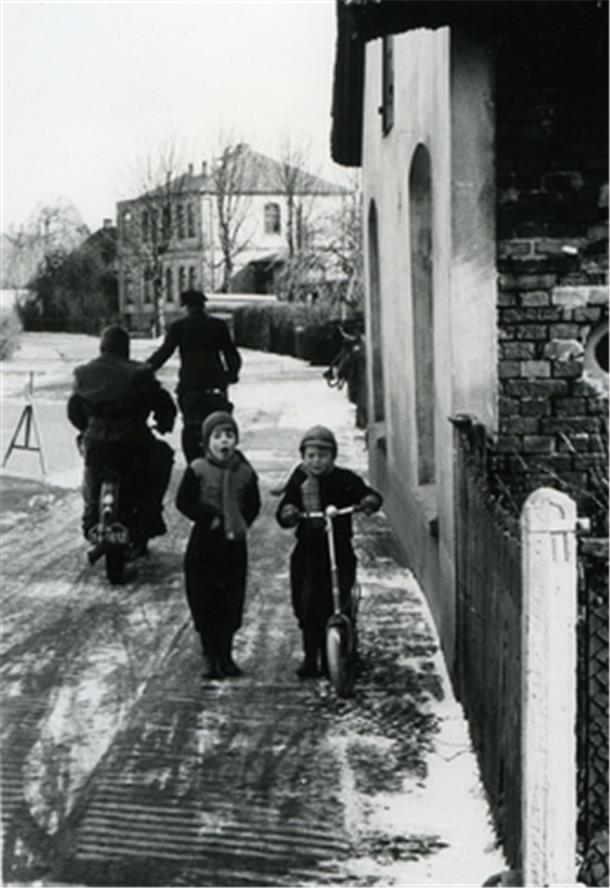 An der Atenser Allee waren diese Kinder mit dem Roller trotz Schnee unterwegs.