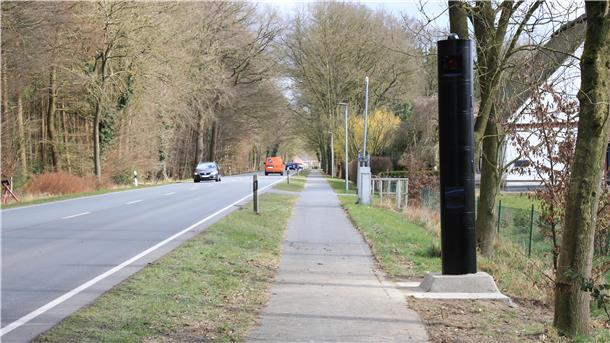 Neue Blitzersäule steht am Straßenrand der B71 zwischen Heerstedt und Loxstedt-Stinstedt.