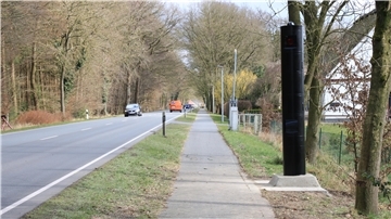 Neue Blitzersäule steht am Straßenrand der B71 zwischen Heerstedt und Loxstedt-Stinstedt.