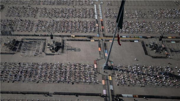 An der Ballettstunde von Elisa Carrillo auf dem Zócalo-Platz im Zentrum von Mexiko-Stadt nahmen Tausende Schülerinnen und Schüler teil.