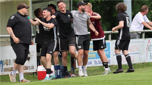Bülstedt/Vorwerk sichert sich Relegationsplatz mit glücklichem Sieg An der Bülstedter Auswechselbank wird der 2:1-Siegtreffer ausgiebig bejubelt.