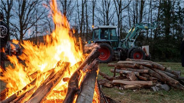 An der Bundesstraße 303 in Burgpeppach sowie rund 14 weiteren Orten in Franken demonstrieren Landwirte gegen geplante Kürzungen der Agrardiesel-Subventionen.