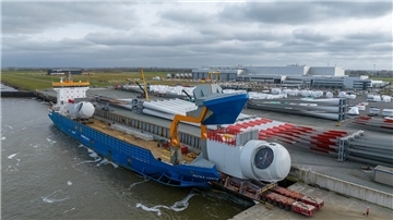 An der Cuxhavener Pier wird eine 14-Megawatt-Turbine aus dem örtlichen Siemens Gamesa-Werk verschifft. Der Transport ging in diesem Fall nicht in die USA. Ziel war der Offshore-Windpark Moray West (Schottland).