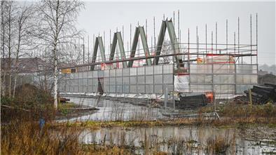 An der Dudweilerstraße wird die neue Brücke montiert.