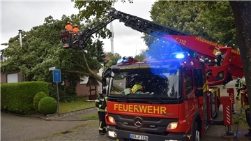 An der Ecke Schulstraße/Alte Gärtnerei stürzte am frühen Abend ein Straßenbaum auf ein Wohnhaus. Die Feuerwehr Nordenham wurde um 18.16 Uhr alarmiert.